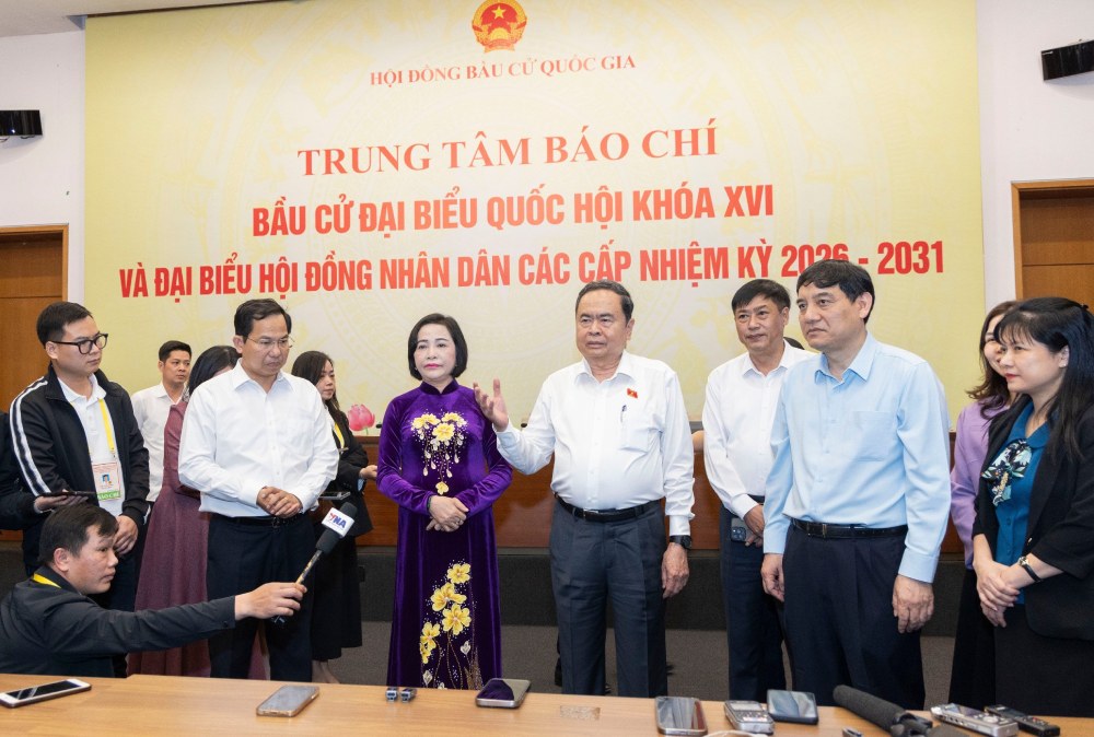 Politburo Member, National Assembly Chairman Tran Thanh Man - Chairman of the National Election Council - visits the Press Center for Election of National Assembly Deputies of the 16th term and People's Council Deputies at all levels for the 2026-2031 term. Photo: Pham Dong