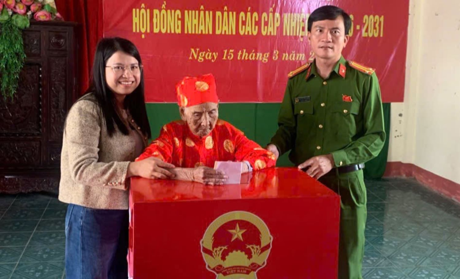 L'électrice Dương Thị Sáo participe au vote électoral. Photo: H.Nguyên