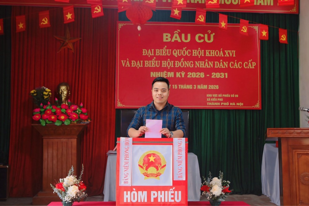Voter Nguyen Duc Manh (29 years old, Kieu Phu commune, Hanoi City) votes to elect National Assembly deputies and People's Council deputies at all levels for the 2026-2031 term. Photo: Pham Dong