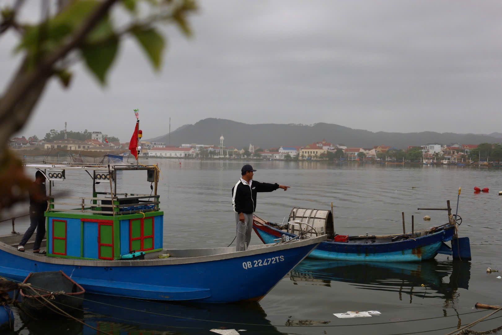 Fishermen proactively shorten their sea trips back to the mainland to participate in the big festival. Photo: Thanh Trung