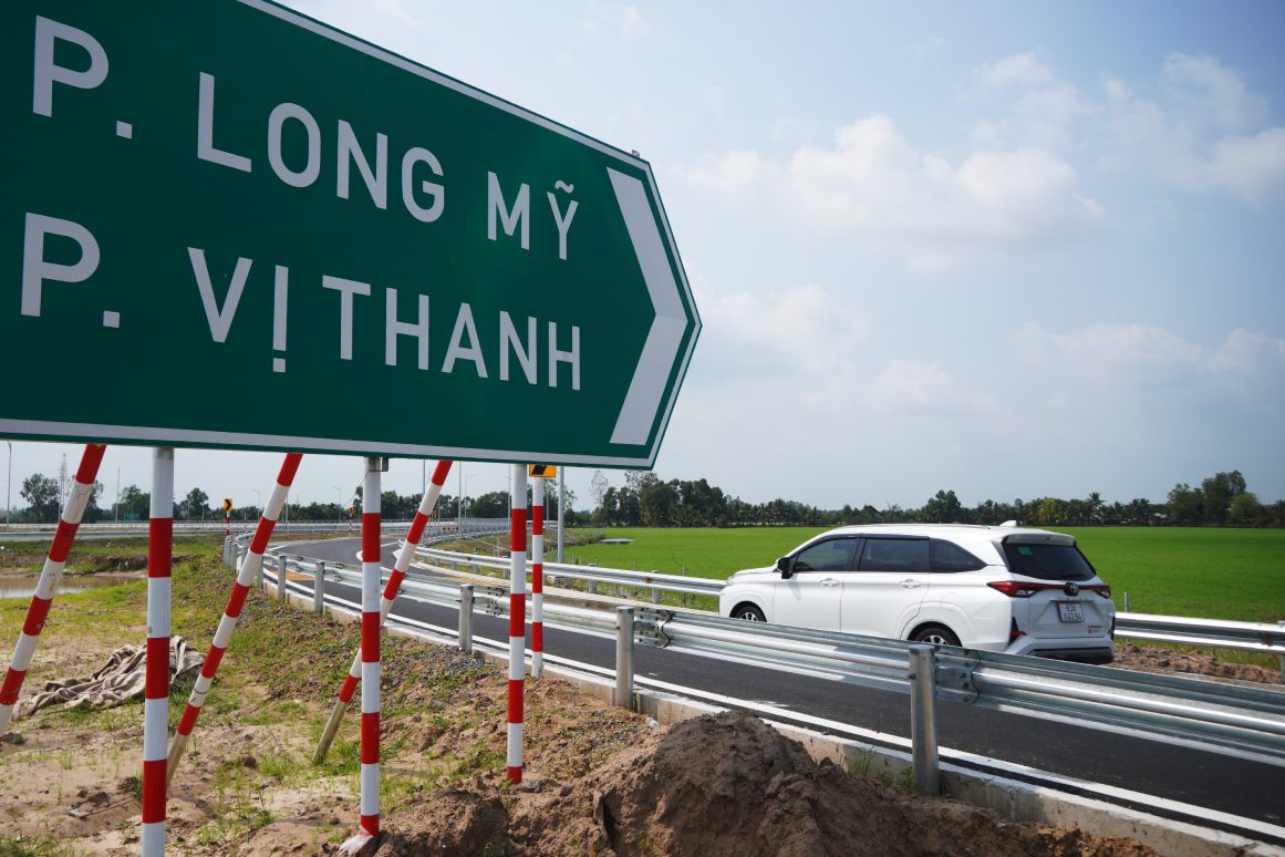 Các phương tiện di chuyển từ Cần Thơ đến Cà Mau có thể lưu thông theo cao tốc Cần Thơ - Hậu Giang đến nút giao IC5. Ảnh: Tạ Quang