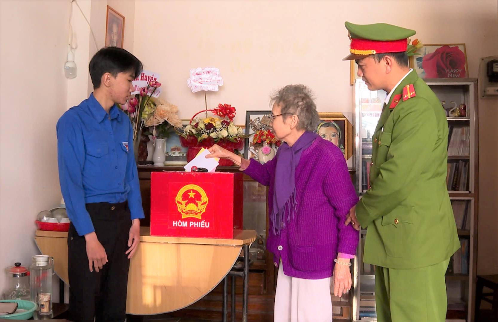 Phường Xuân Hương - Đà Lạt mang thùng phiếu đến nhà để cử tri Cao Thị Quế Hương (55 tuổi Đảng) thực hiện việc bỏ phiếu. Ảnh: Bá Nha