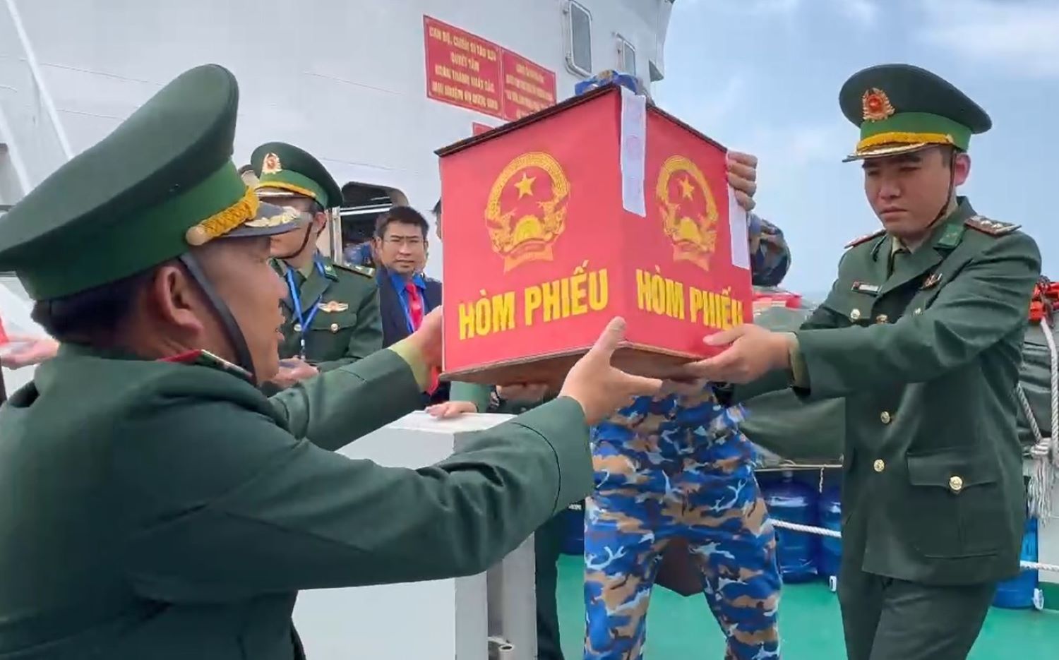 Extra ballot boxes are transported from Con Co special zone to ships, transported to ships performing tasks at sea for voters to vote. Photo: Duyen Duyen