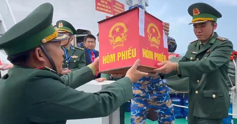 Cồn Cỏ: Hòm phiếu vượt sóng, cử tri đi bầu
