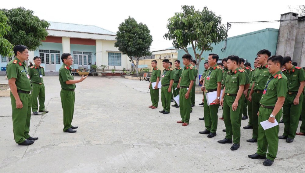 Đại tá Trần Văn Cung - Phó Giám đốc Công an tỉnh An Giang, quán triệt nhiệm vụ cho cán bộ, chiến sĩ làm công tác bảo vệ và tham gia Tổ bầu cử tại Trại tạm giam số 2. Ảnh: Văn Vũ