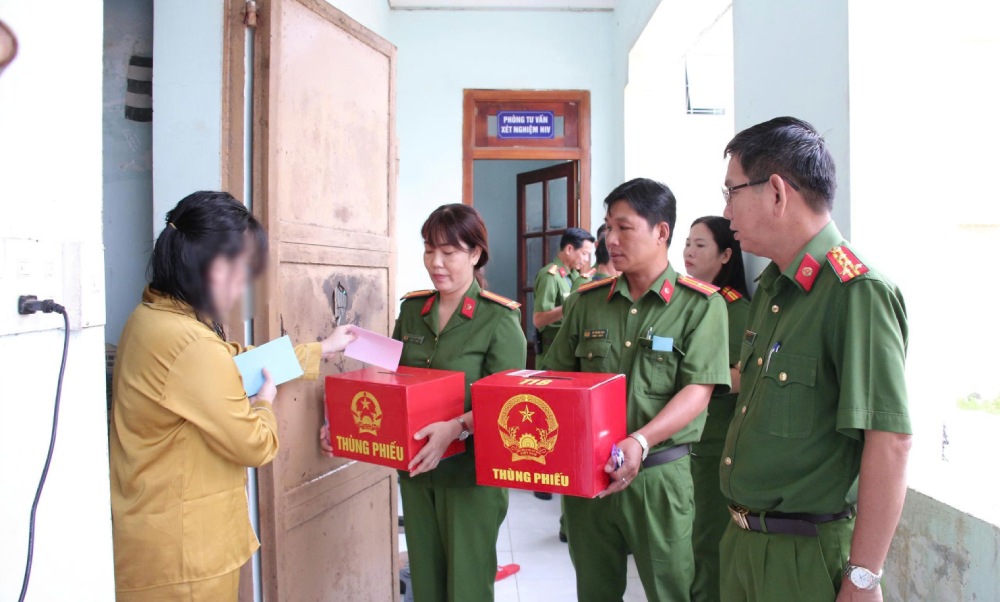 Participating in voting in the election at Detention Center No. 2, An Giang province. Photo: Van Vu