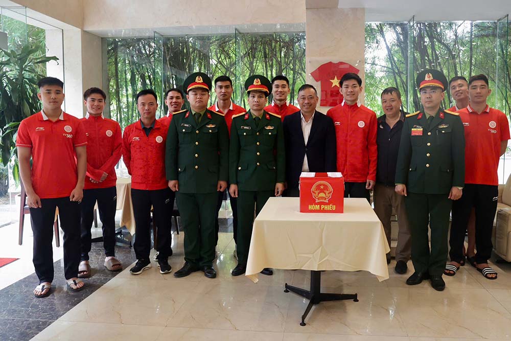 Các cầu thủ Thể Công Viettel hoàn tất việc bỏ phiếu trước giờ thi đấu V.League. Ảnh: CLB Thể Công Viettel