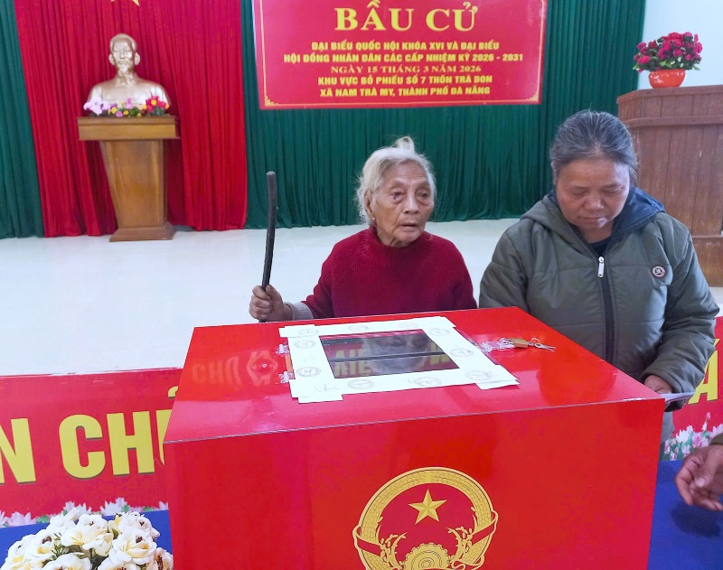 Cụ Hồ Thị Lúi (106 tuổi) ở xã