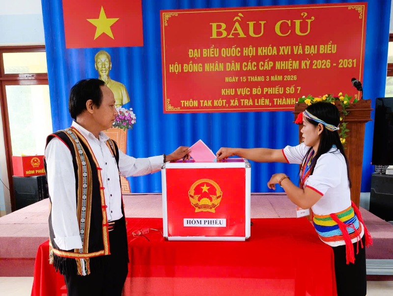 Một cử tri khuyết tật ở xã Trà Liên, Đà Nẵng tự tay bỏ phiếu lựa chọn đại biểu xứng đáng trong cơ quan dân cử. Ảnh: Trường An