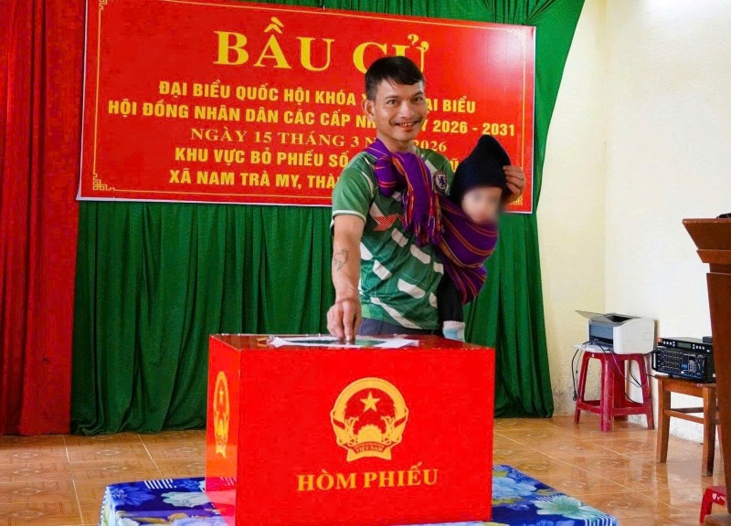 Cử tri xã miền núi Nam Trà My, Đà Nẵng hân hoan đi bầu cử sớm. Ảnh: Trung Lê