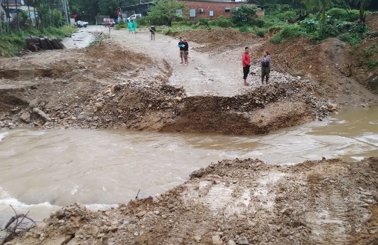 Cầu tạm bắt qua sông Ví, xã Trà Liên, Đà Nẵng bị cuốn trôi hoàn toàn vào sáng 14.3. Ảnh: Trường An