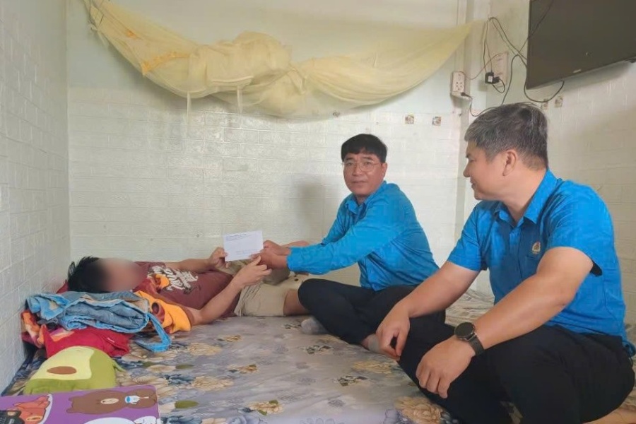 Trade union visits, encourages, and provides support to union members injured in accidents. Photo: Labor Federation