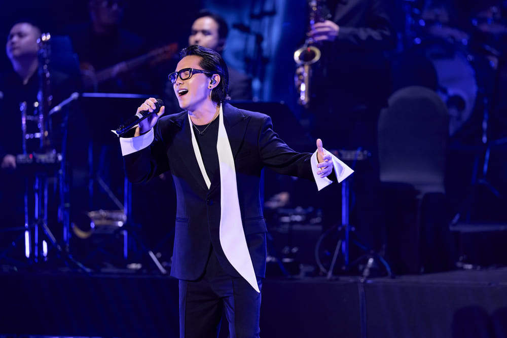 Nam ca sĩ - nhạc sĩ Tú Dưa mở đầu phần solo với bản mashup do anh sáng tác  - “Anh nhớ em - Tan lớp phấn hồng“. Ảnh: Hòa Nguyễn