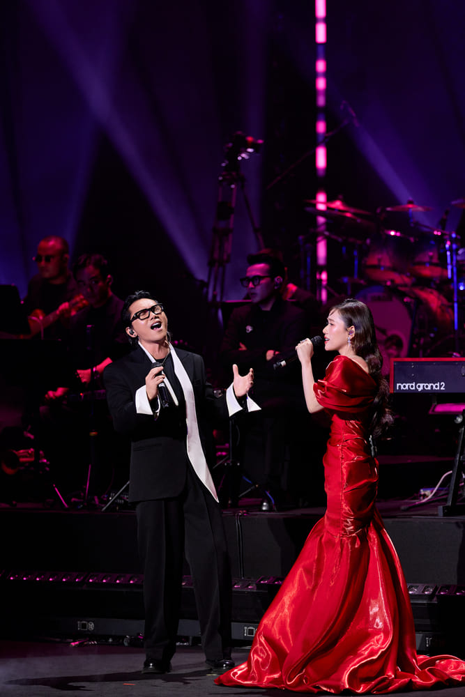 Anh cũng có phần trình diễn đầy ăn ý với nữ ca sĩ khách mời Thùy Chi. Ảnh: Hòa Nguyễn