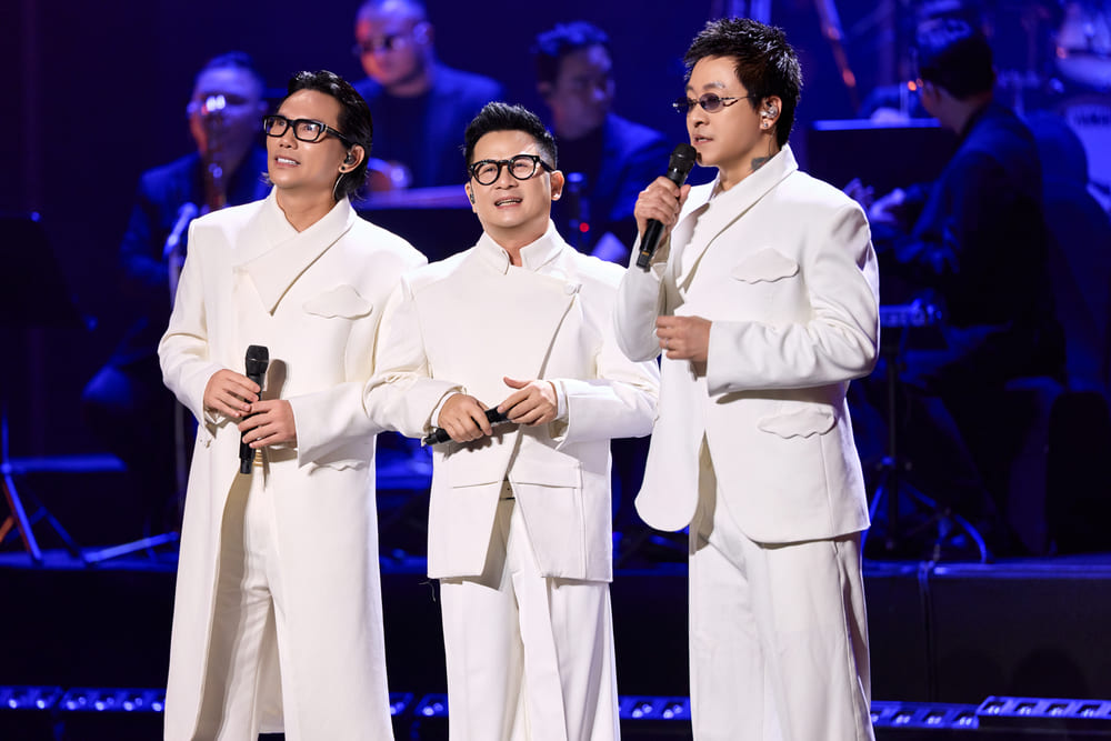 Bằng Kiều, Tuấn Hưng et Tú Dưa se retrouvent lors du concert live "Bản ghi nhớ". Photo: Hòa Nguyễn