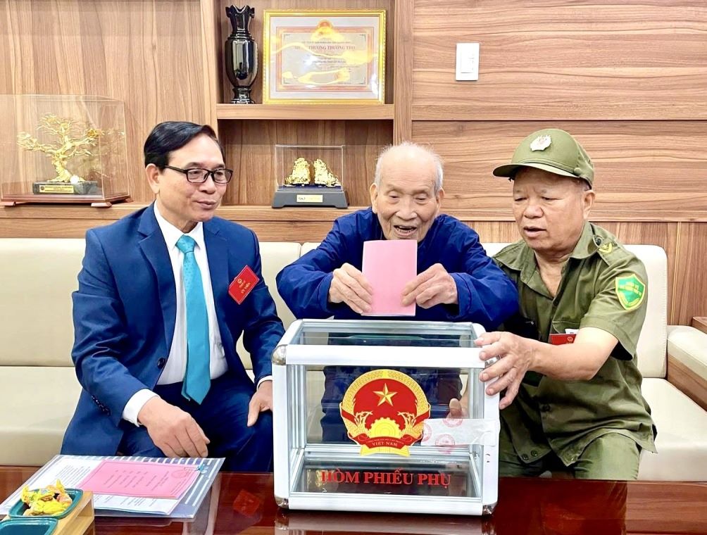 Các tổ bầu cử mang hòm phiếu tới tận nhà để cử tri Nguyễn Ngọc Đàm (103 tuổi) - nguyên Chủ tịch UBND tỉnh Quảng Ninh, đảng viên 80 năm tuổi Đảng, khu Hồng Hà 5, phường Hạ Long - bỏ lá phiếu bầu đại biểu Quốc hội khoá XVI và đại biểu Hội đồng nhân dân các cấp nhiệm kỳ 2026-2031. Ảnh: Hoàng Nga