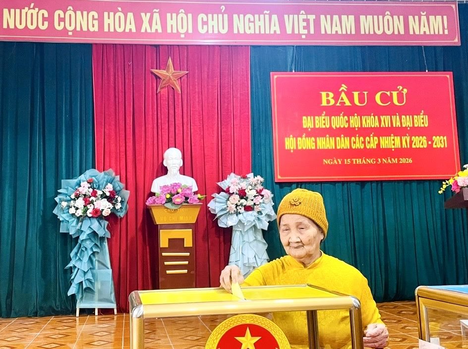 Mẹ Việt Nam Anh hùng Nguyễn Thị Thuộc được Tổ bầu cử số 4 (khu phố Hà Phong 1, phường Hà Tu) dự Lễ khai mạc và bỏ lá phiếu đầu tiên. Ảnh: Hoàng Nga