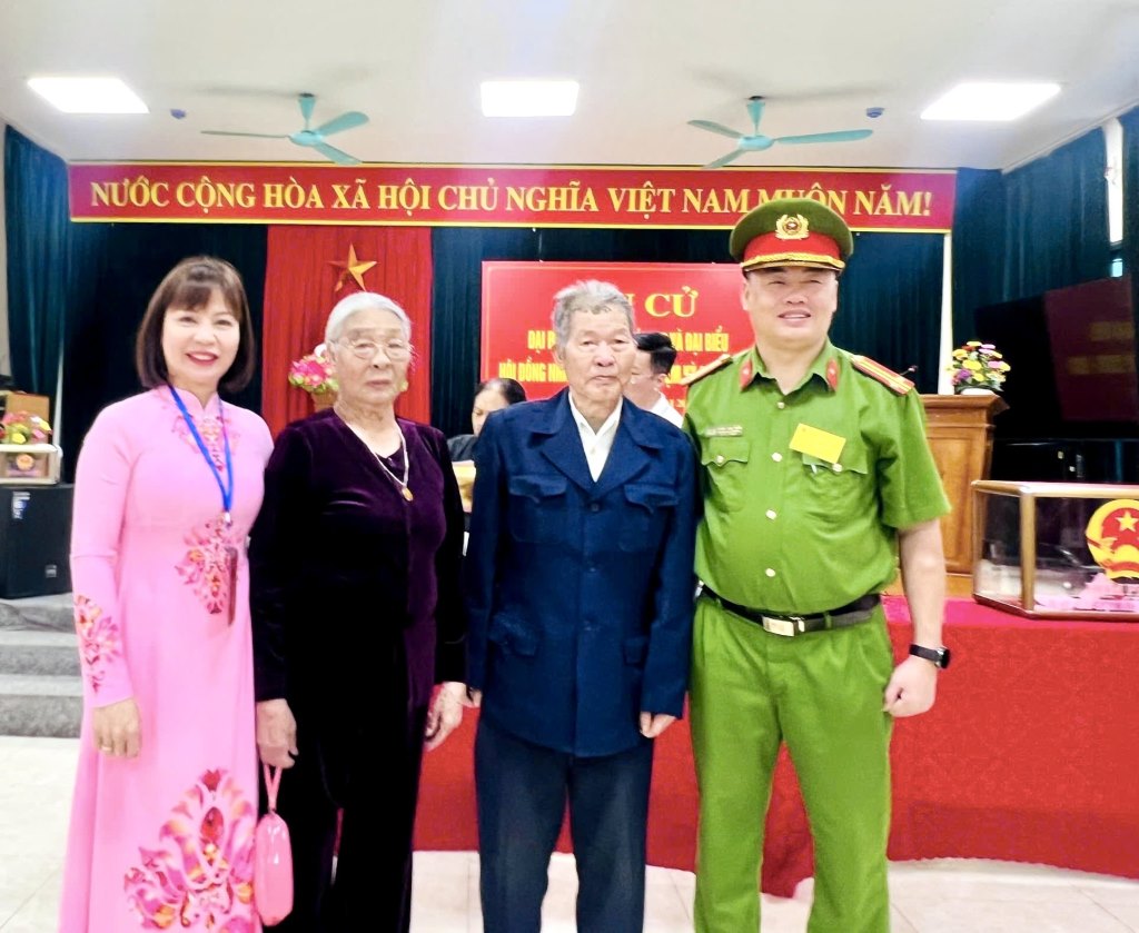 Mr. Mai Chi Kien (101 years old) and a 97-year-old woman participate in voting at ballot box No. 15 (Ha Tu 7 neighborhood, Ha Tu ward). Photo: Hoang Nga