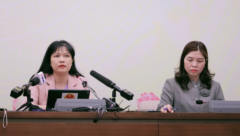 Ms. Ta Thi Yen - Deputy Chairwoman of the Delegation Affairs Committee, Deputy Chief of the Standing Office of the National Election Council - informed the press about the progress of elections nationwide. Photo: Pham Dong