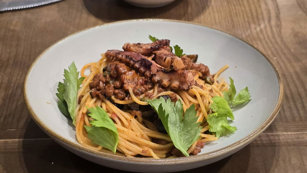The new Ragu octopus spaghetti recipe will help change the taste of weekend dishes. Photo: Tuan Dat
