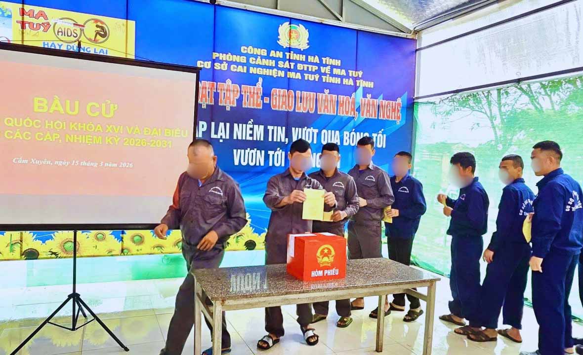 Các học viên cai nghiện tham gia bầu cử. Ảnh: Công an Hà Tĩnh