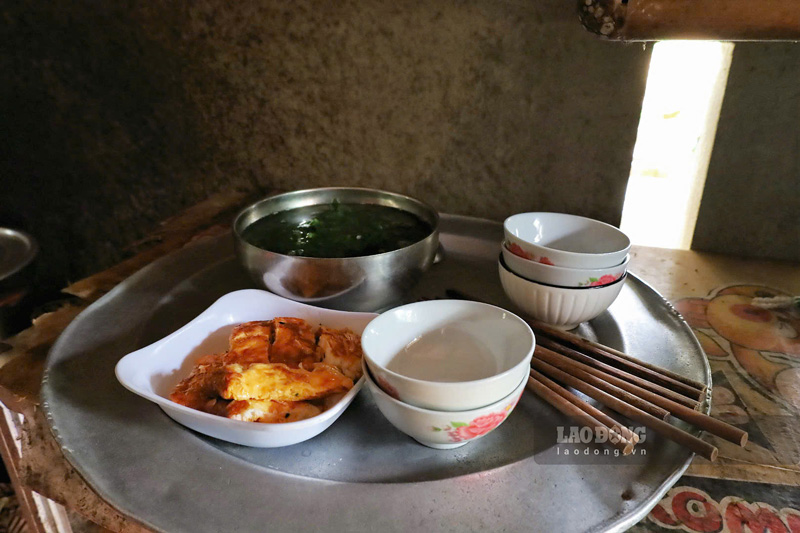 Bữa cơm đạm bạc của gia đình nhiều khi chỉ có trứng và rau.