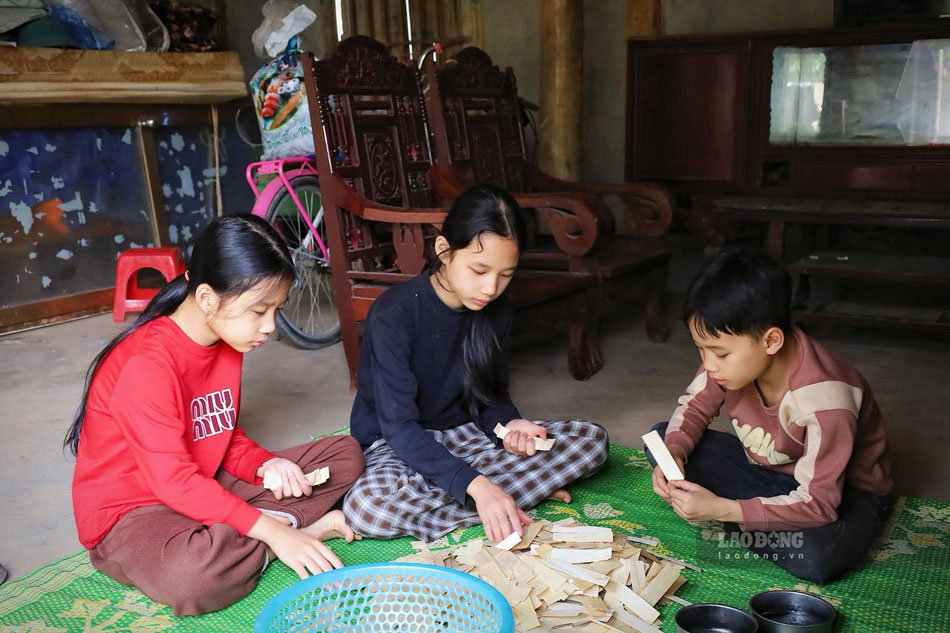 Lúc rảnh bốn anh em thường ngồi phụ bà cuốn vàng để kiếm thêm thu nhập.