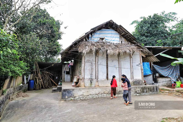 Ngôi nhà đơn sơ – nơi bốn anh em lớn lên trong vòng tay ông bà.