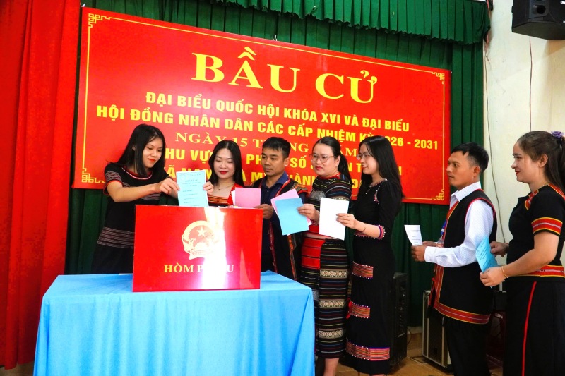 Ambiance enthousiaste pour voter dans les villages de Ca Dong, Xơ Đăng (Đà Nẵng) lors de la journée électorale du 15 mars. Photo: Hoàng Bin