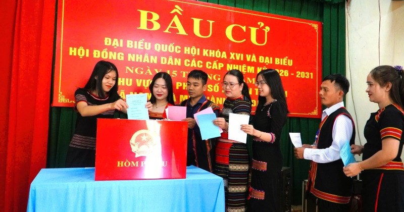 Ngày hội bầu cử tại làng Ca Dong, Xo Dang