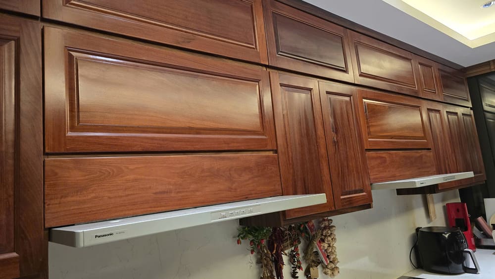 Regular cleaning is one of the secrets to keeping kitchen cabinets always as clean as new. Photo: Tuan Dat