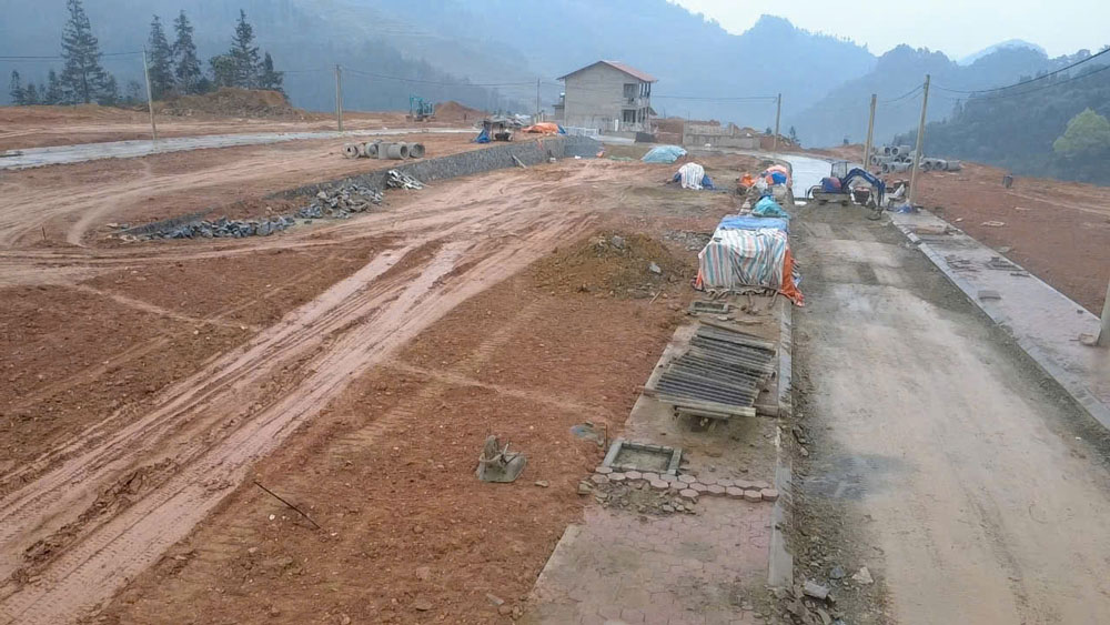 Tại khu đất mới, nhiều hộ dân đã bắt đầu vận chuyển vật liệu xây dựng, chuẩn bị dựng nhà