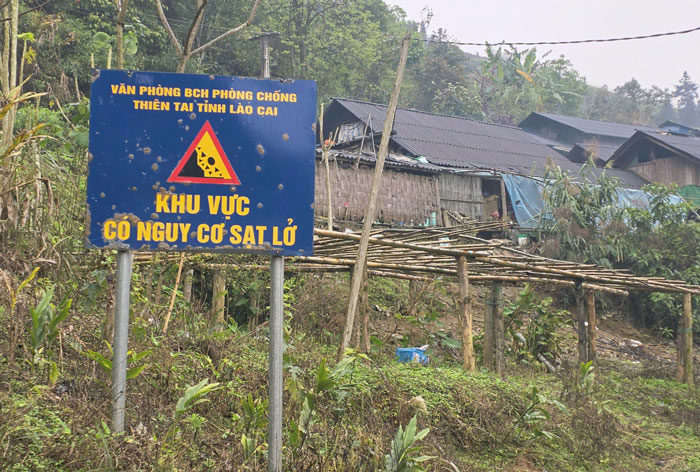 Sau ảnh hưởng của bão số 3 năm trước 2024, tại khu vực phía sau cụm dân cư thôn Chúng Chải B xuất hiện nhiều vết nứt lớn trên sườn đồi.