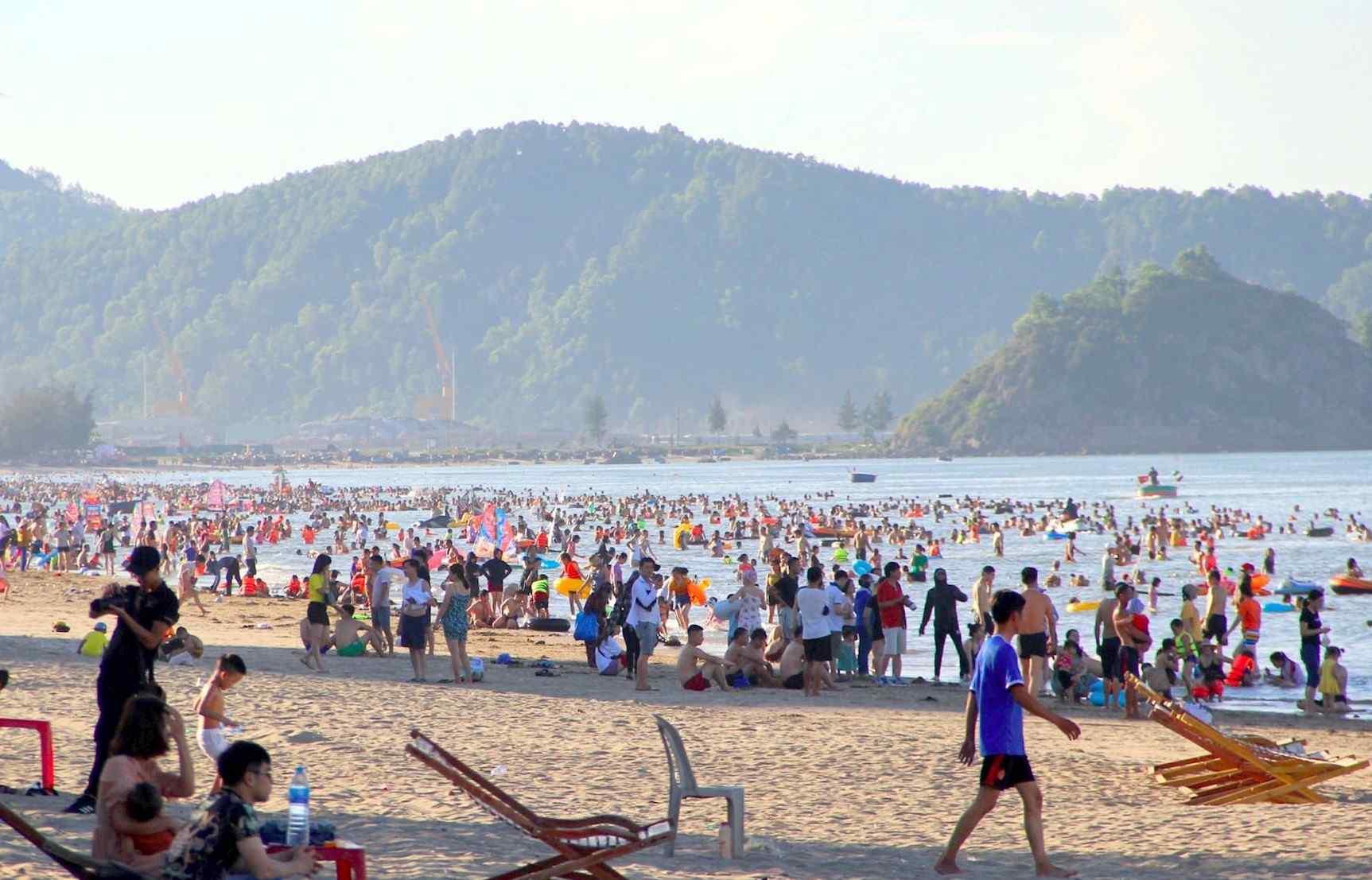 Cua Lo beach (Nghe An) is very crowded with tourists every summer. Photo Quang An