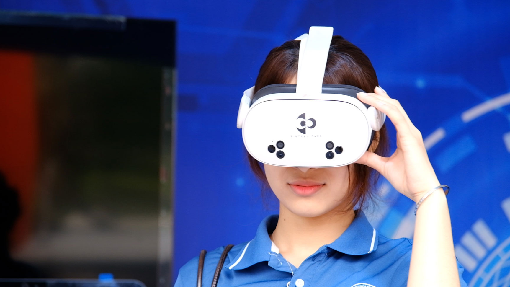 Các bạn trẻ hào hứng trải nghiệm. Ảnh: Mỹ Ly