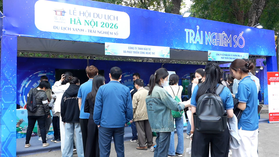 People line up to experience exploring the destinations of the Capital through digital technology at the Hanoi Tourism Festival 2026. Photo: Trang Anh