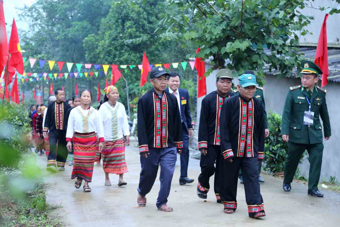 Các cử tri vào khu vực bỏ phiếu. Ảnh: Hoàng Anh