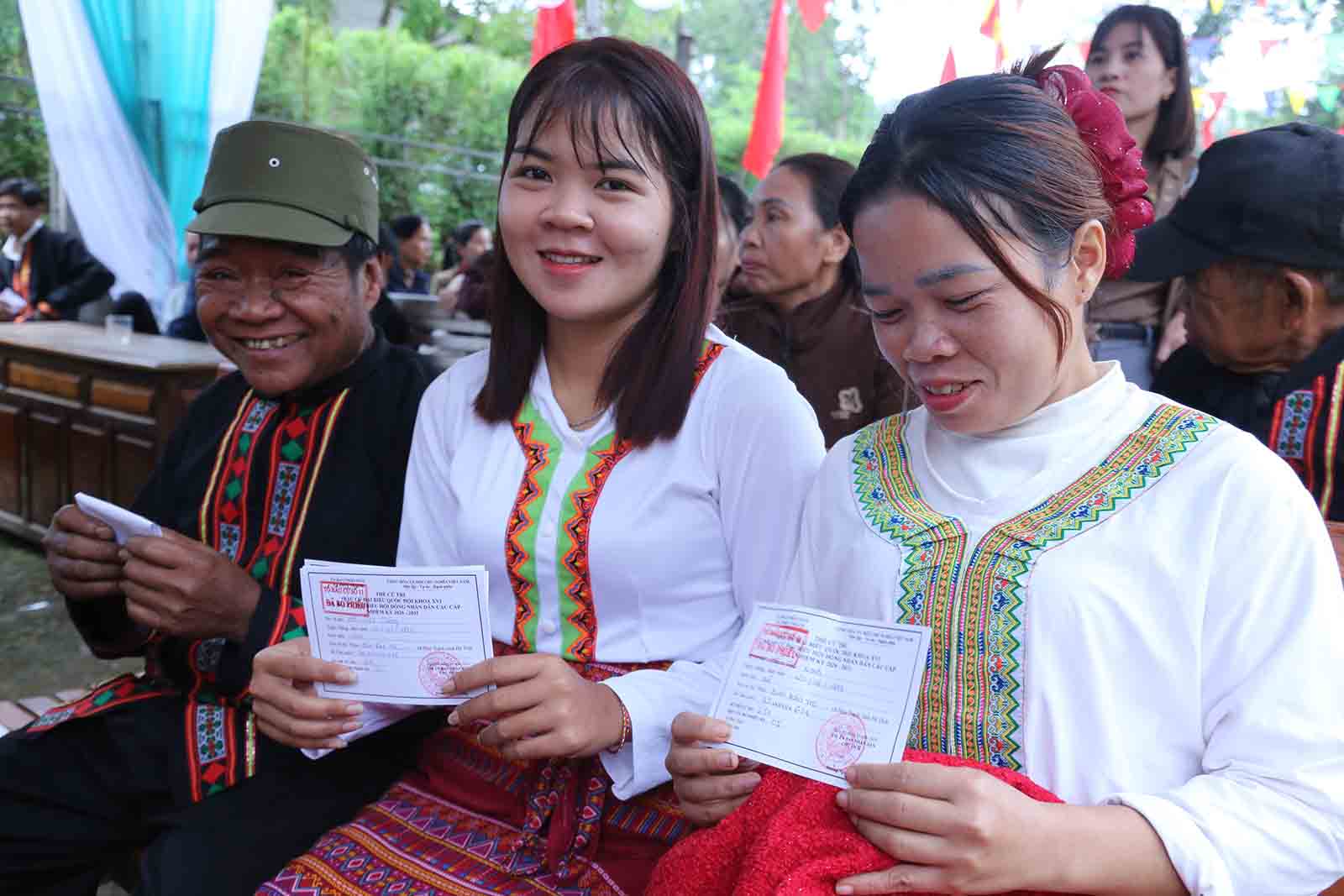 Cử tri dân tộc Chứt đi bỏ phiếu. Ảnh: Hoàng Anh