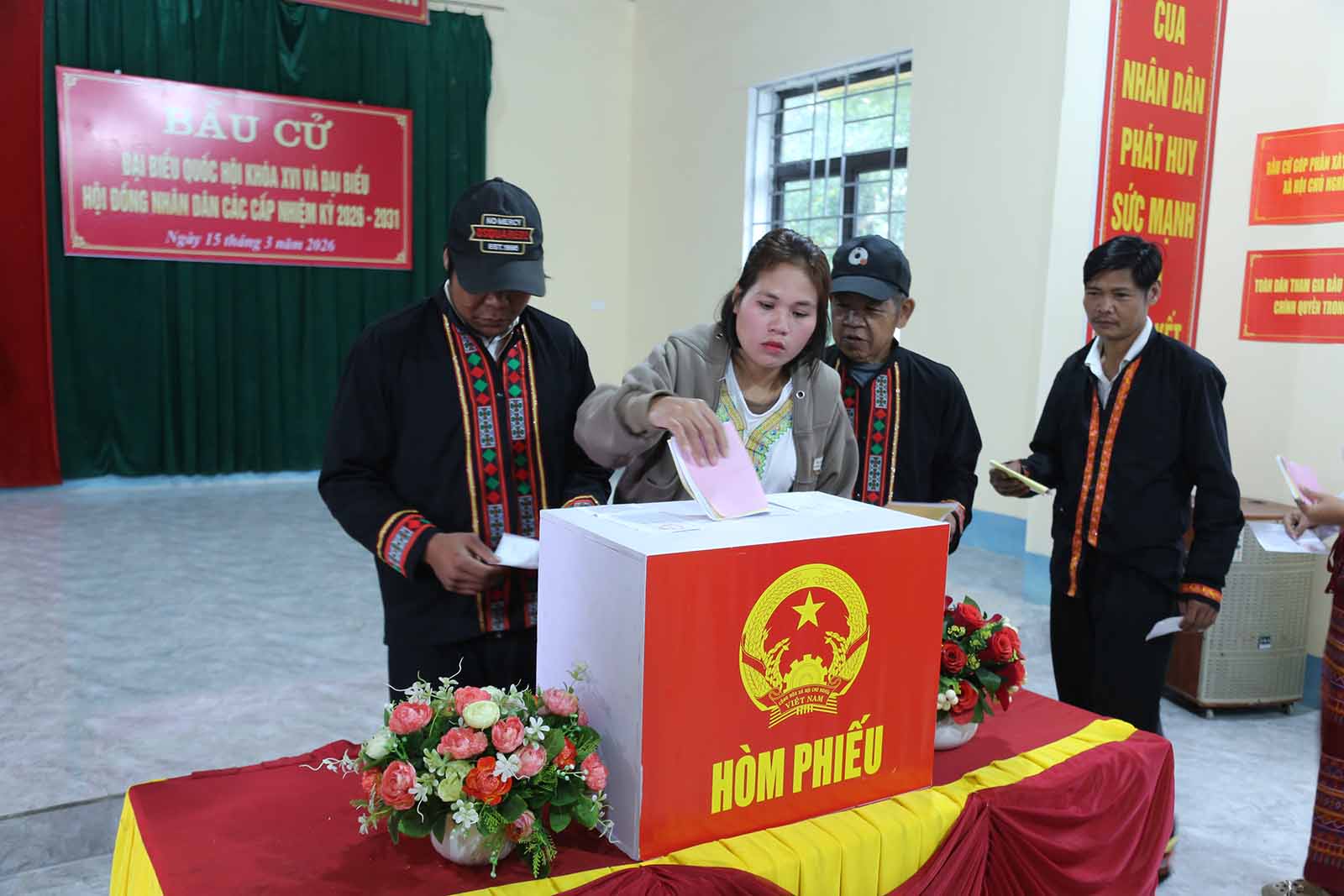 Cử tri dân tộc Chứt tham gia bầu cử. Ảnh: Hoàng Anh