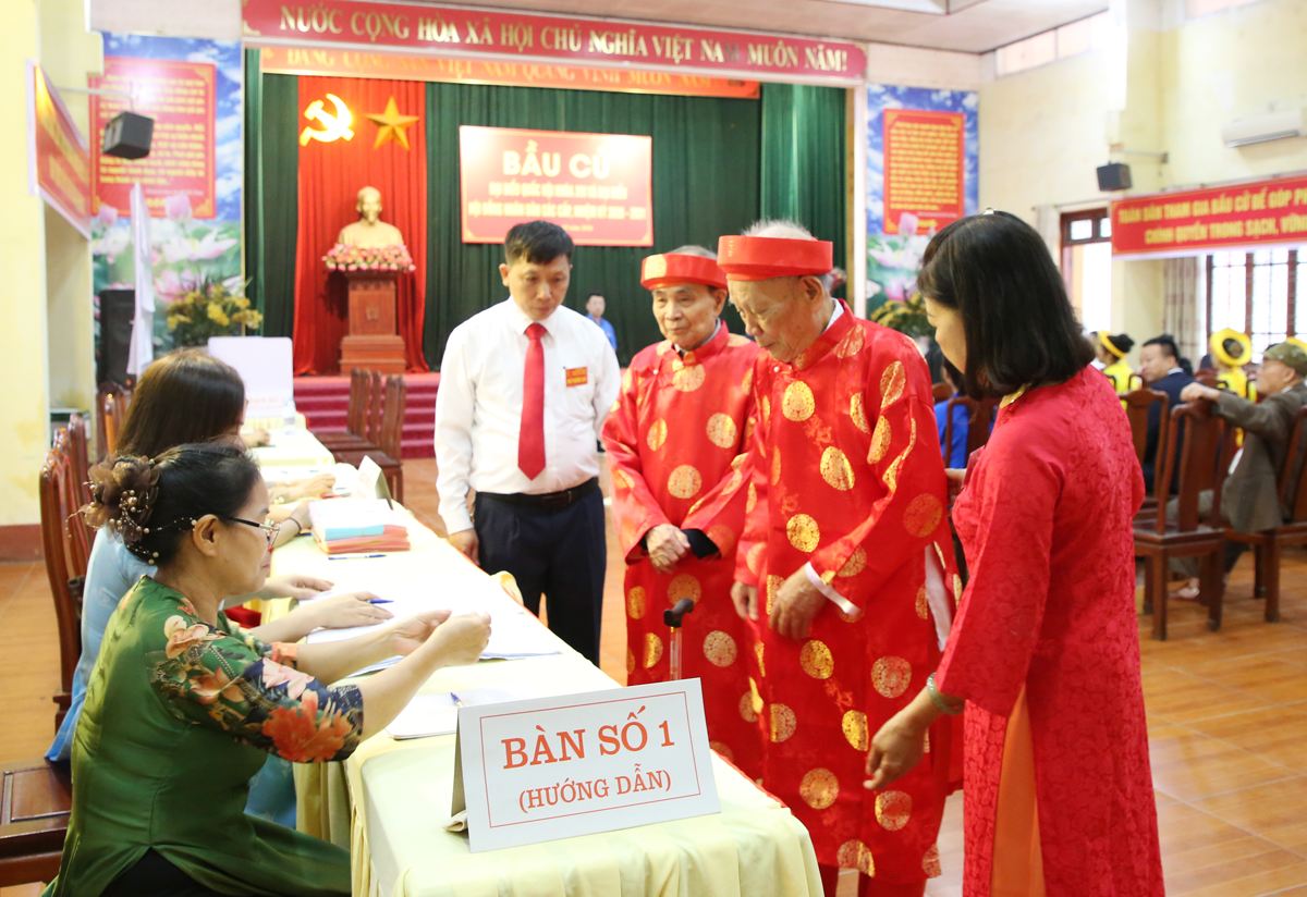 Elderly voters in Dinh Ca village, Tien Du commune, Bac Ninh province come to the guidance table to receive ballots. Photo: Bac Ninh e-Portal