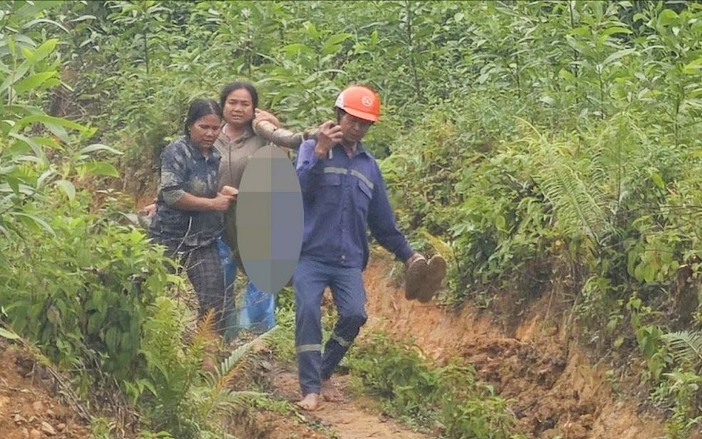 People in Ba To commune, Quang Ngai province - supporting to take victims in the incident to the emergency room. Photo: Thien Hau