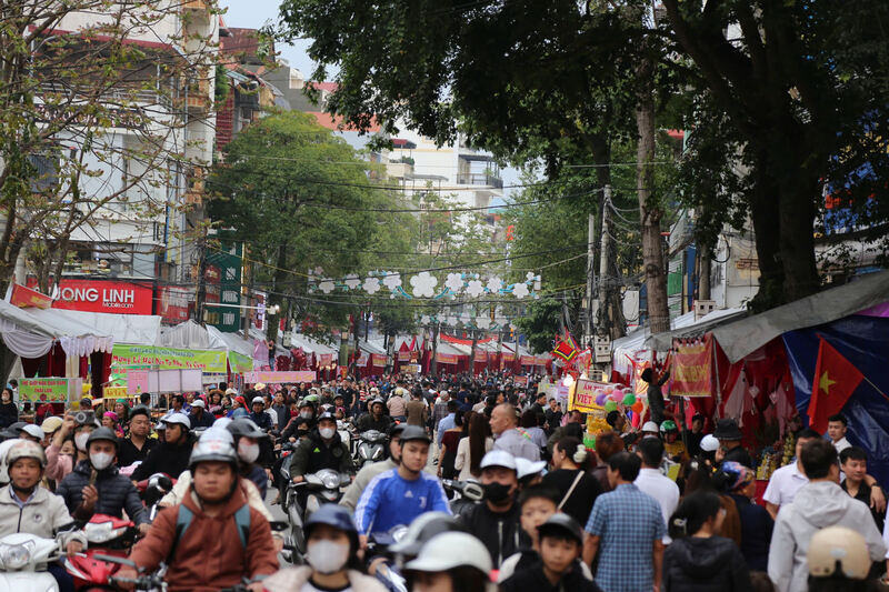 People excitedly flock to the Ky Cung - Ta Phu festival. Photo: Nguyen Cong