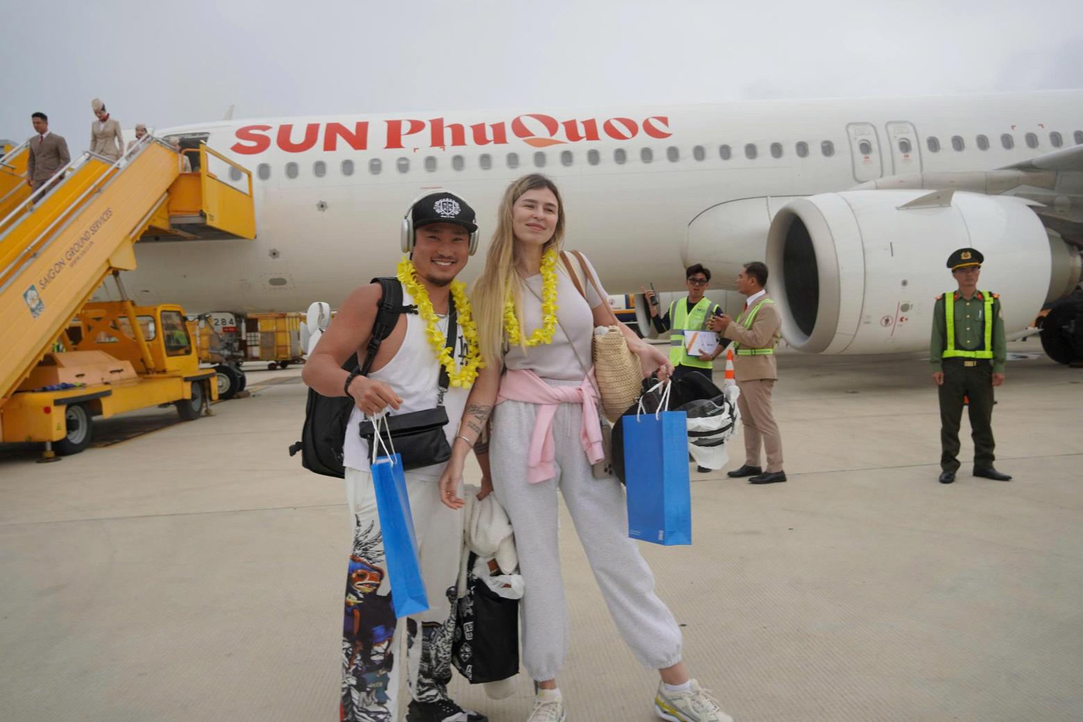 Hành khách trên chuyến bay từ Phú Quốc đến Nha Trang vui vẻ lưu lại hình ảnh đẹp ở sân bay Cam Ranh. Ảnh: Phương Linh