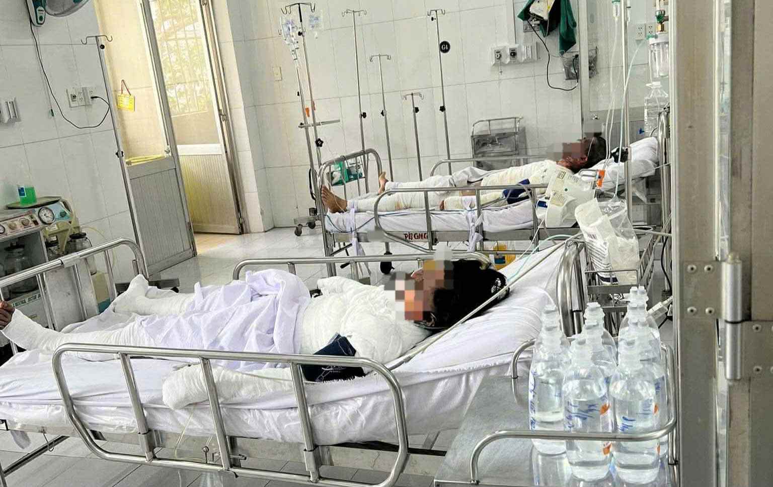 Vợ chồng anh Tấn, chị Trinh bị bỏng nặng đang điều trị tại TP Hồ Chí Minh. Ảnh: Người nhà cung cấp 