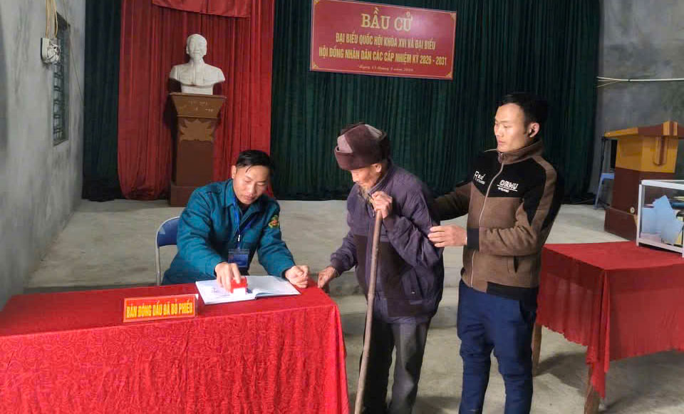 Cử tri Tẩn Seo Sáng, 100 tuổi, thôn Chu Liền Chải, xã Si Ma Cai, tỉnh Lào Cai tham gia bầu cử. Ảnh: Thu Nga