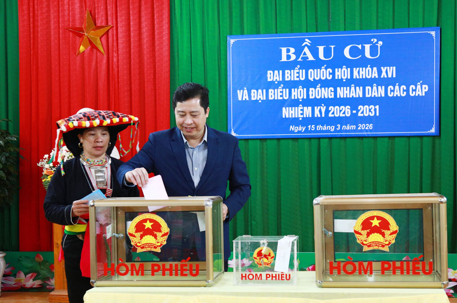 Mr. Duong Quoc Huy - Secretary of Lao Cai Provincial Party Committee participates in voting in Dong Cat village, Quy Mong commune. Photo: Van Duc