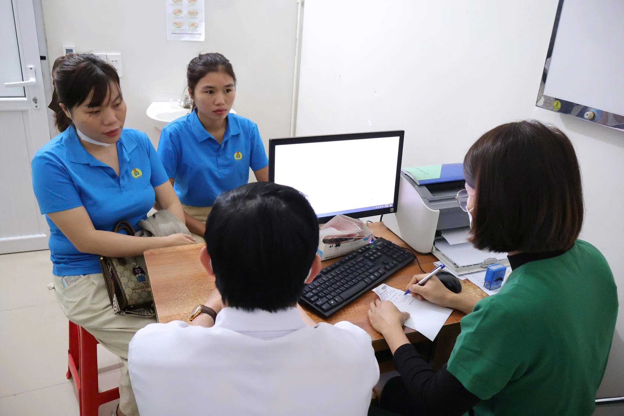 Đoàn viên, người lao động được nhân viên y tế tư vấn sức khỏe tại chương trình khám, chăm sóc sức khỏe do công đoàn phối hợp tổ chức. Ảnh: Ngọc Anh