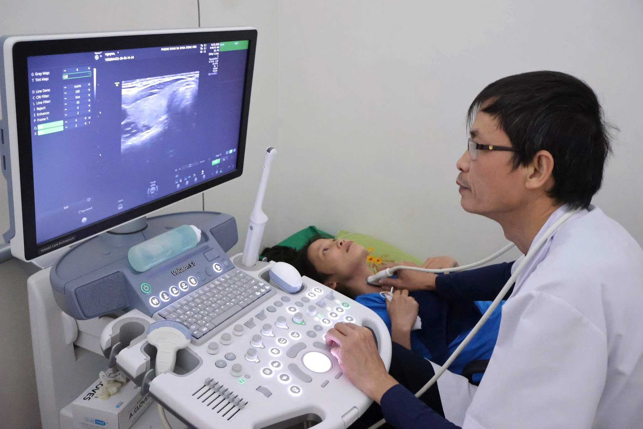Union members and workers are health checked at the program organized by Thai Hoa Ward Trade Union in coordination with Dong Hieu General Clinic. Photo: Ngoc Anh