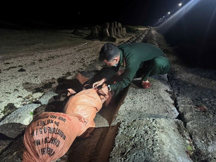 Vị trí ông Sửu tập kết 3 bao tải chứa thuốc nổ vận chuyển trước đó bị Bộ đội Biên phòng Quảng Ngãi phát hiện. Ảnh: Văn Tánh