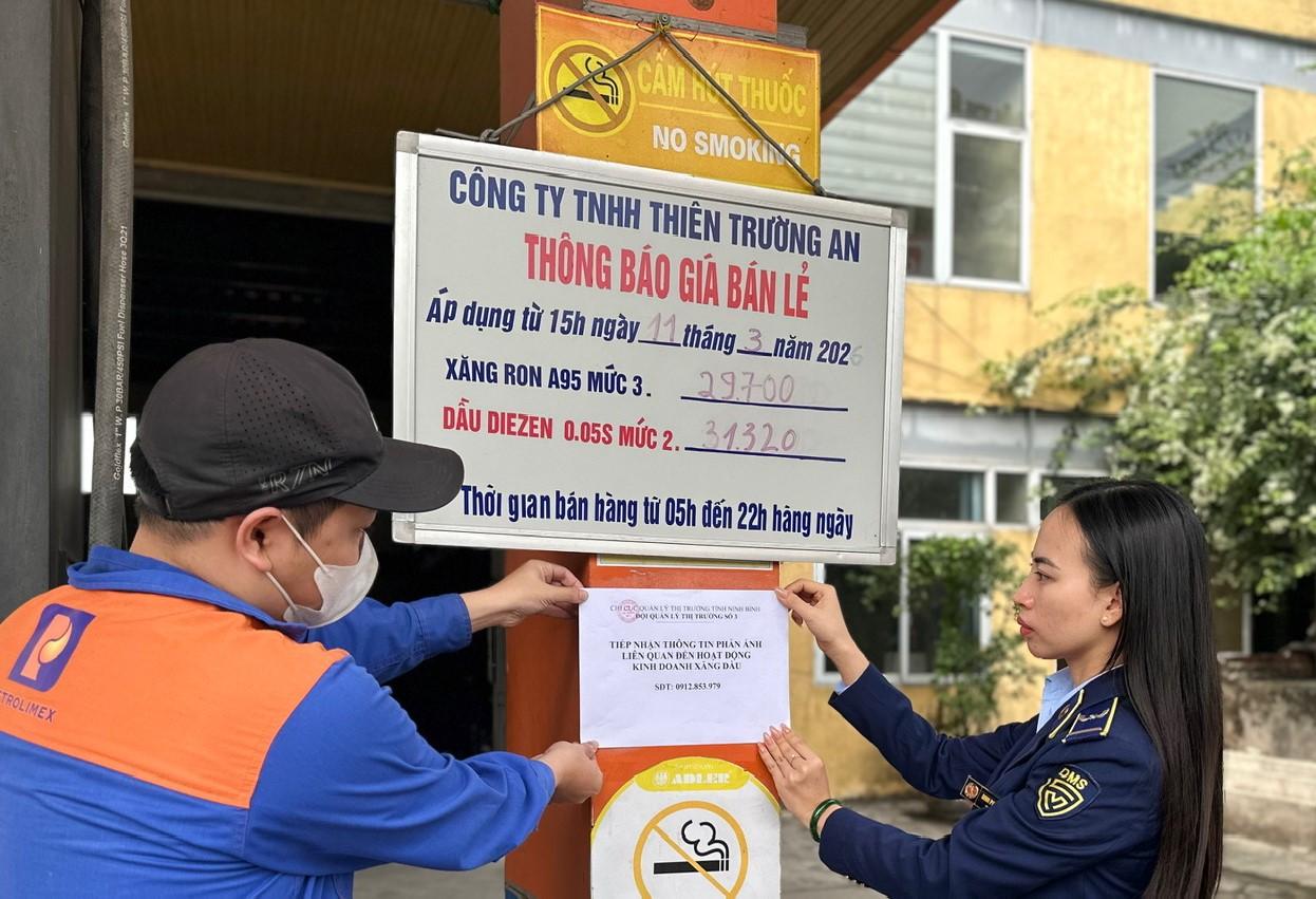 Niêm yết công khai số điện thoại đường dây nóng của lực lượng Quản lý thị trường nhằm tiếp nhận và xử lý kịp thời các phản ánh của người dân. Ảnh: Diệu Anh